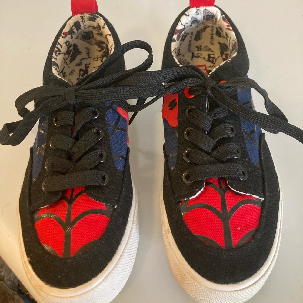 Boys  Spider-Man sneakers size 2